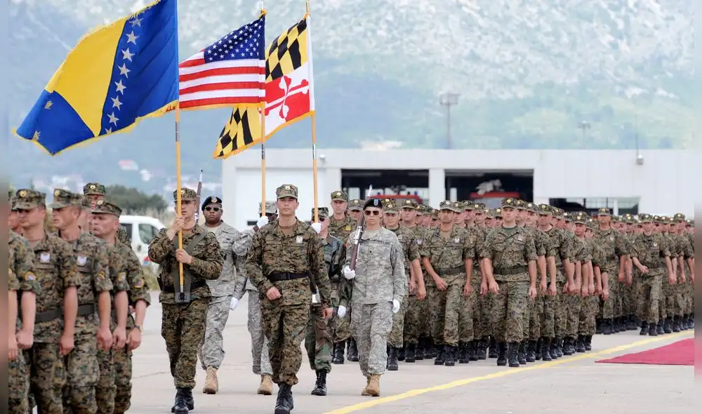 Soldados estadounidenses desfilan con las fuerzas armadas bosnias en una ceremonia del Día de la Amistad entre Bosnia y Estados Unidos en 2008. Foto: AFP