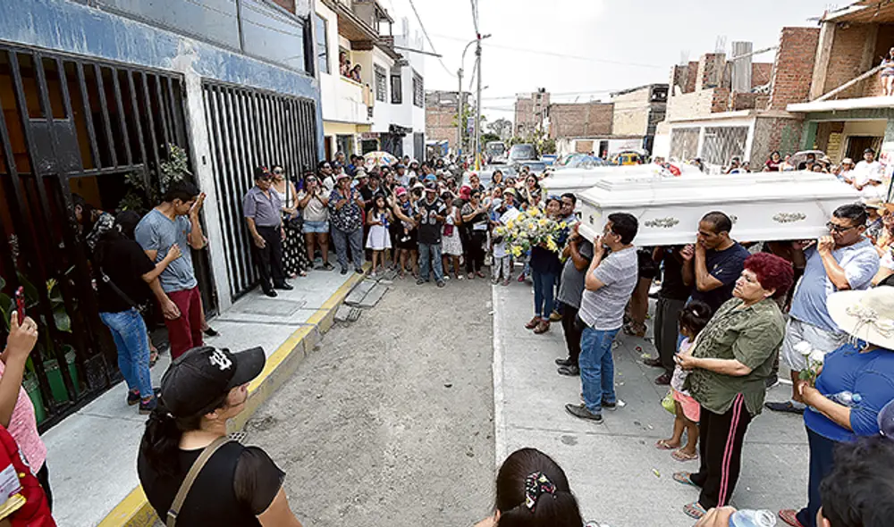 En Villa El Salvador los deudos viven entre el miedo y el dolor En Villa El Salvador los deudos viven entre el miedo y el dolor