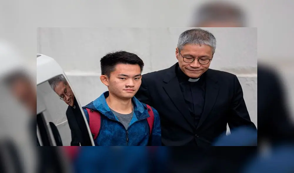 Chan Tong-kai (i) salió en libertad en compañía del reverendo anglicano Peter Koon. Foto: Efe