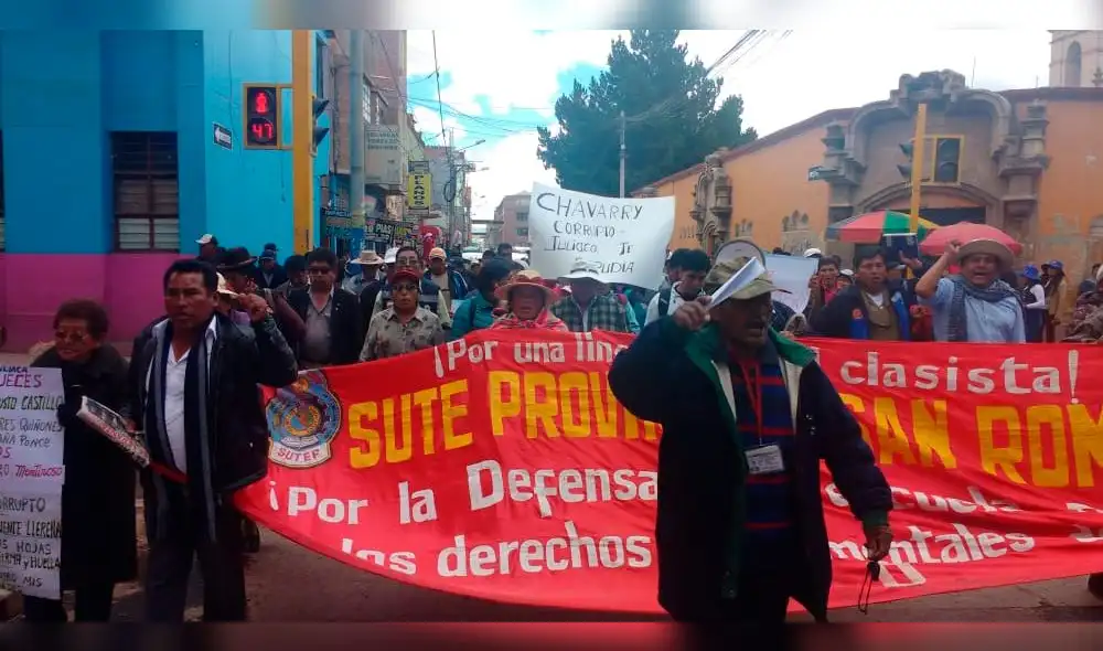 Puno: Pobladores se encadenaron en Juliaca como protesta contra Pedro Chavarry  [VIDEO]