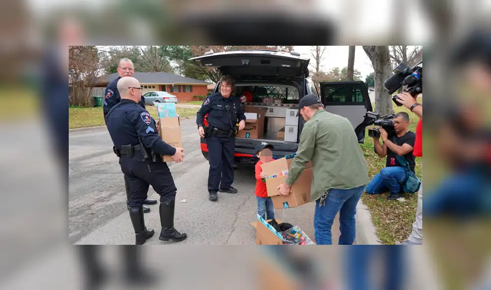 Niño que nació con medio corazón regala sus juguetes a un programa infantil de policías [VIDEO] 