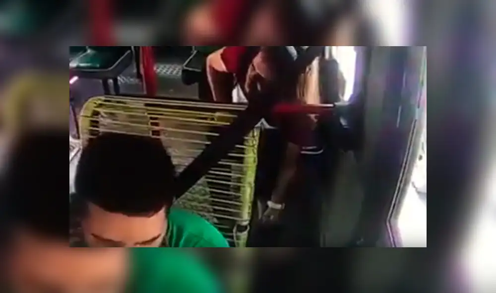 La mujer usó sus pies para quitarle un poco de billetes. Foto: captura