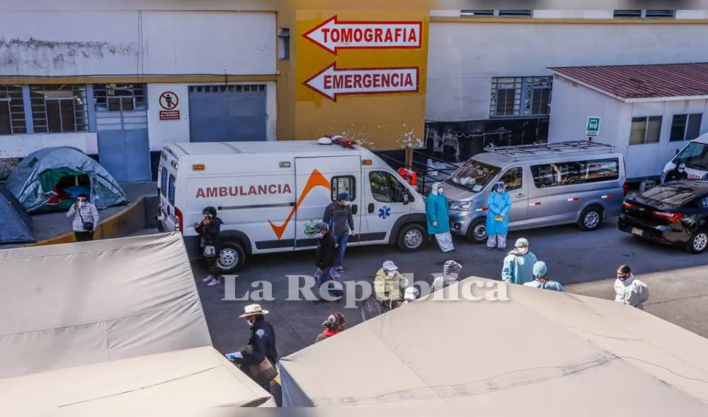 Hospital COVID-19 Arequipa. En el fondo, el exhausto personal médico del hospital Honorio Delgado Hospital COVID-19 Arequipa. En el fondo, el exhausto personal médico del hospital Honorio Delgado