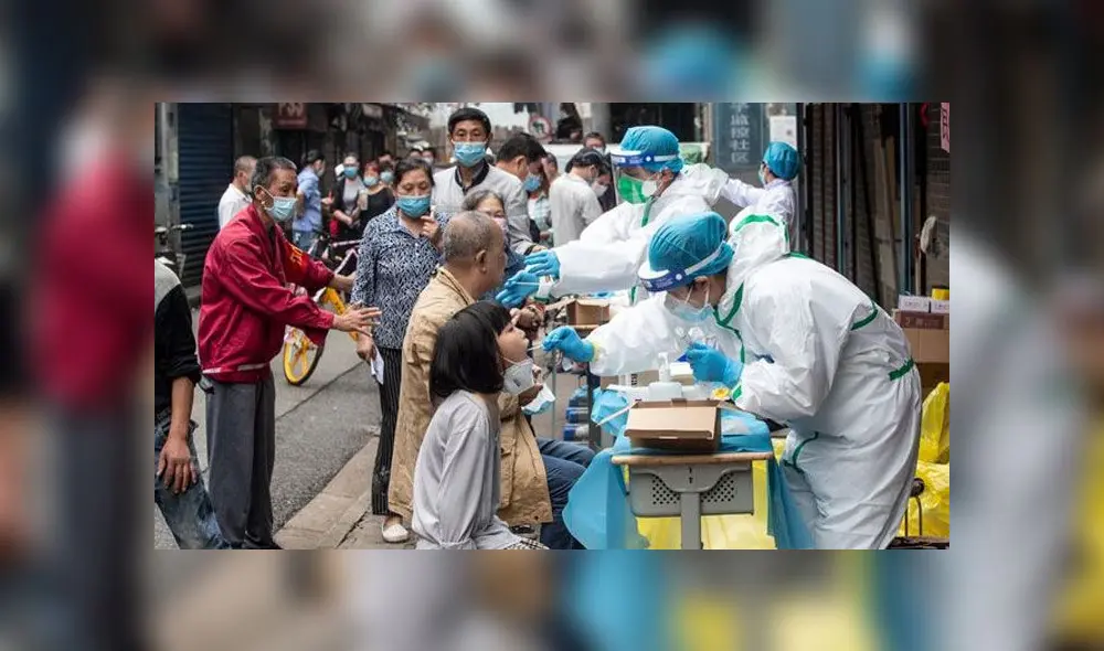 Personal sanitario haciendo pruebas de coronavirus. Foto: AFP.
