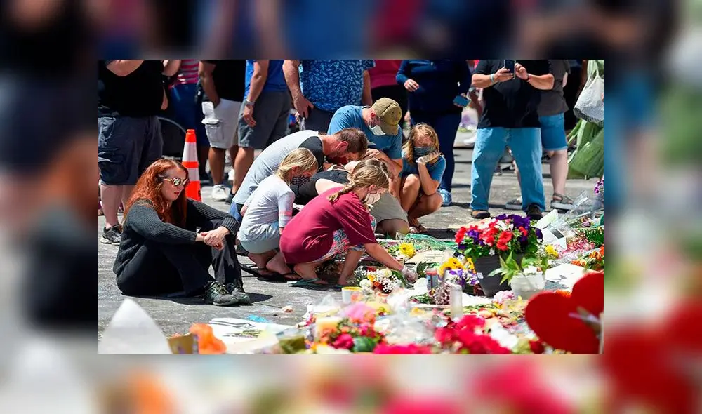 Gente reunida en un improvisado memorial para George Floyd en Chicago, Estados Unidos. Foto: EFE
