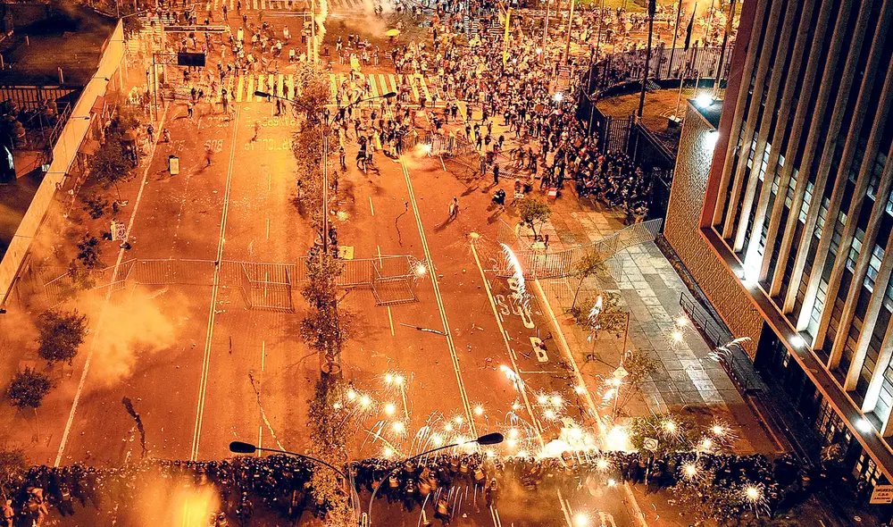 Represión. Manuel Merino llamó a la calma a los que protestaban contra su régimen, pero en los hechos las fuerzas policiales recibieron la orden de violentar a los que expresaban en la calle su repudio al régimen de facto. Foto: Efe Represión. Manuel Merino llamó a la calma a los que protestaban contra su régimen, pero en los hechos las fuerzas policiales recibieron la orden de violentar a los que expresaban en la calle su repudio al régimen de facto. Foto: Efe