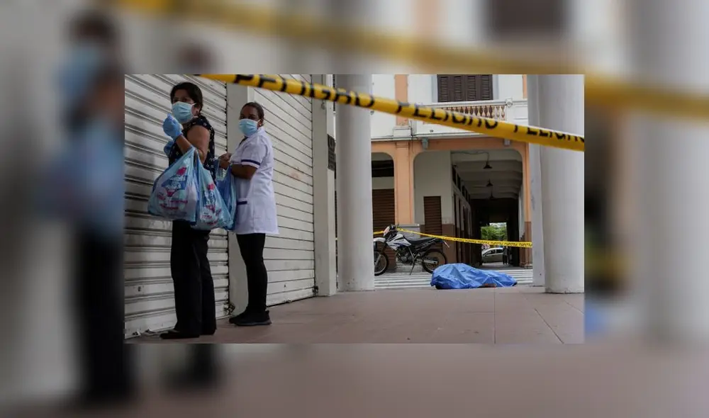 Cadáveres permanecen en las calles tras colapso de sistema sanitario en Ecuador Cadáveres permanecen en las calles tras colapso de sistema sanitario en Ecuador