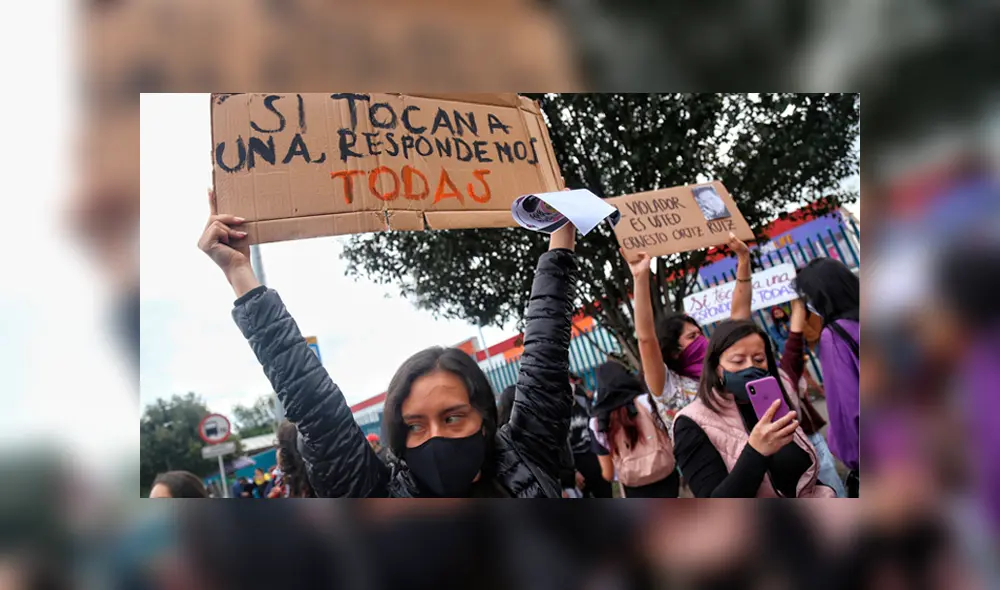 Mujeres protestan frente a EPS por presunta violación de un ginecólogo. Foto: Colprensa