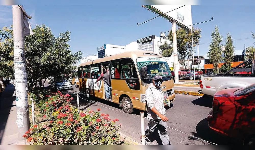 Con protocolos. Los vehículos deben respetar una serie de normas para volver a prestar el servicio de pasajeros. Eso evitará más contagios por el virus. Con protocolos. Los vehículos deben respetar una serie de normas para volver a prestar el servicio de pasajeros. Eso evitará más contagios por el virus.