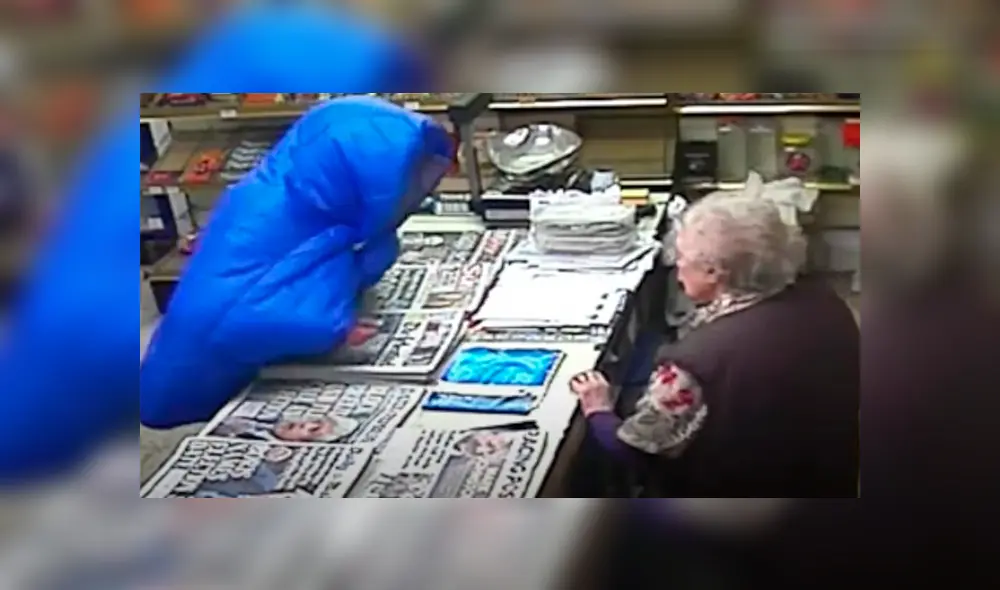 Vía YouTube. La octogenaria se ganó la admiración de todos al enfrentarse a ladrones para defender su negocio Vía YouTube. La octogenaria se ganó la admiración de todos al enfrentarse a ladrones para defender su negocio