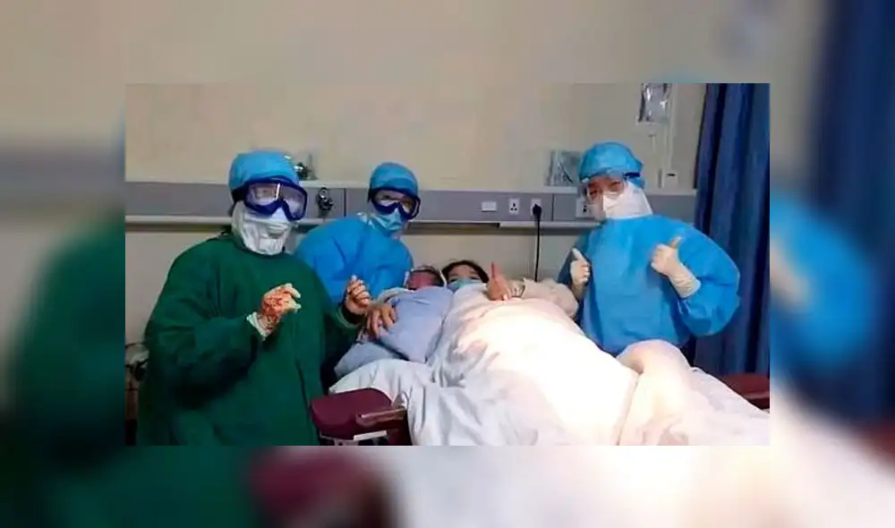 Hospital publica tiernas fotos de una madre que dio a luz a un bebé en medio del brote de coronavirus