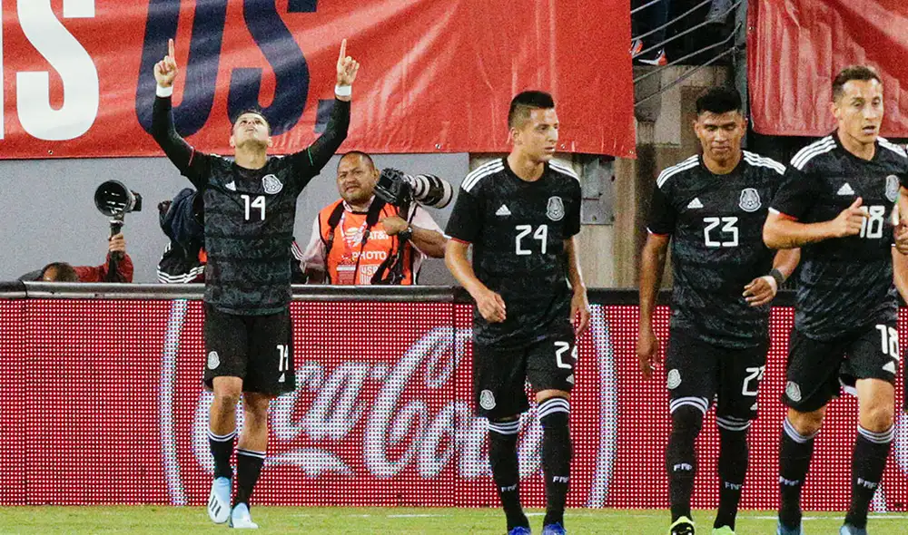 Chicharito Hernández abrió la cuenta para México en la goleada 3-0 sobre Estados Unidos. (Créditos: AFP)