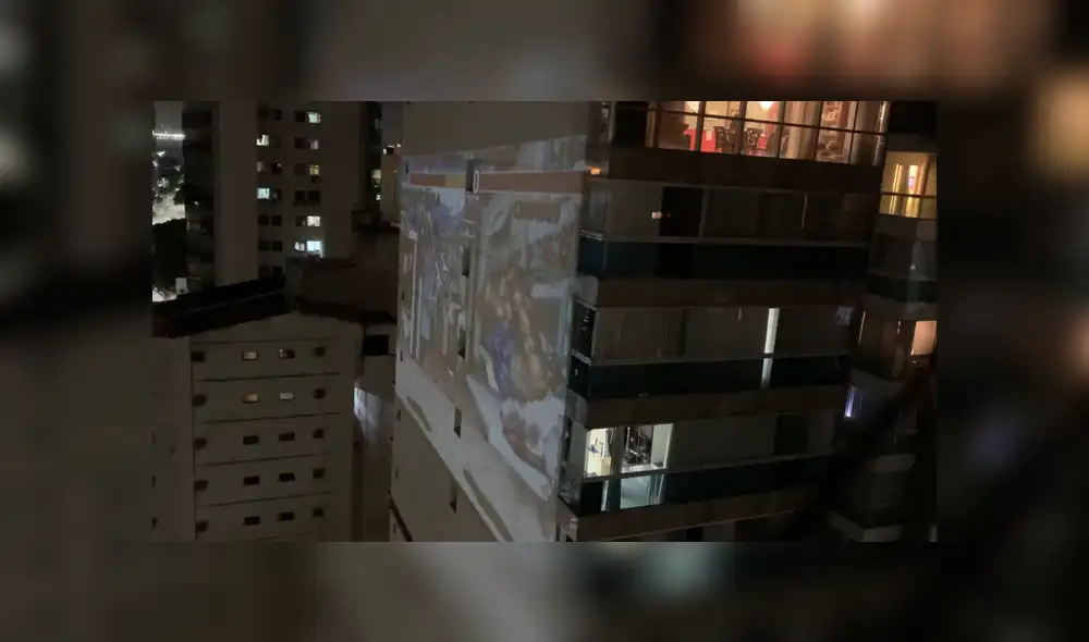 A través de YouTube se hizo viral el momento en que unos jóvenes proyectan una pelea de Street Fighter en un edificio. A través de YouTube se hizo viral el momento en que unos jóvenes proyectan una pelea de Street Fighter en un edificio.