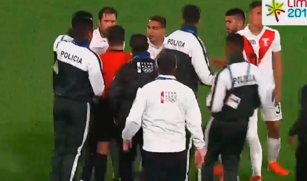 Nolberto Solano se molestó con el árbitro del Perú vs. Honduras y tuvo un airado reclamo. | Foto: TV Perú Nolberto Solano se molestó con el árbitro del Perú vs. Honduras y tuvo un airado reclamo. | Foto: TV Perú