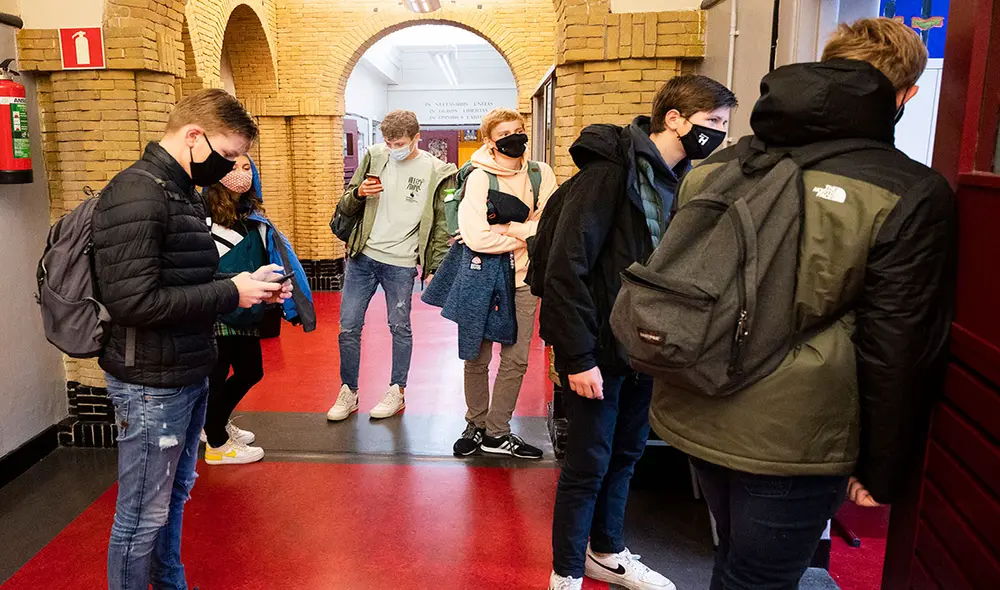 "Estas transmisiones ocurrieron dentro de espacios cerrados que tenían ventilación inadecuada", señalaron los CDC sobre su actualización del coronavirus. Foto: AFP "Estas transmisiones ocurrieron dentro de espacios cerrados que tenían ventilación inadecuada", señalaron los CDC sobre su actualización del coronavirus. Foto: AFP