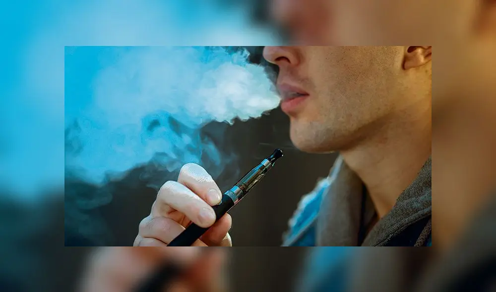 UN HOMBRE  USA  UN CIGARRO ELECTRONICO    2019
15 MAR