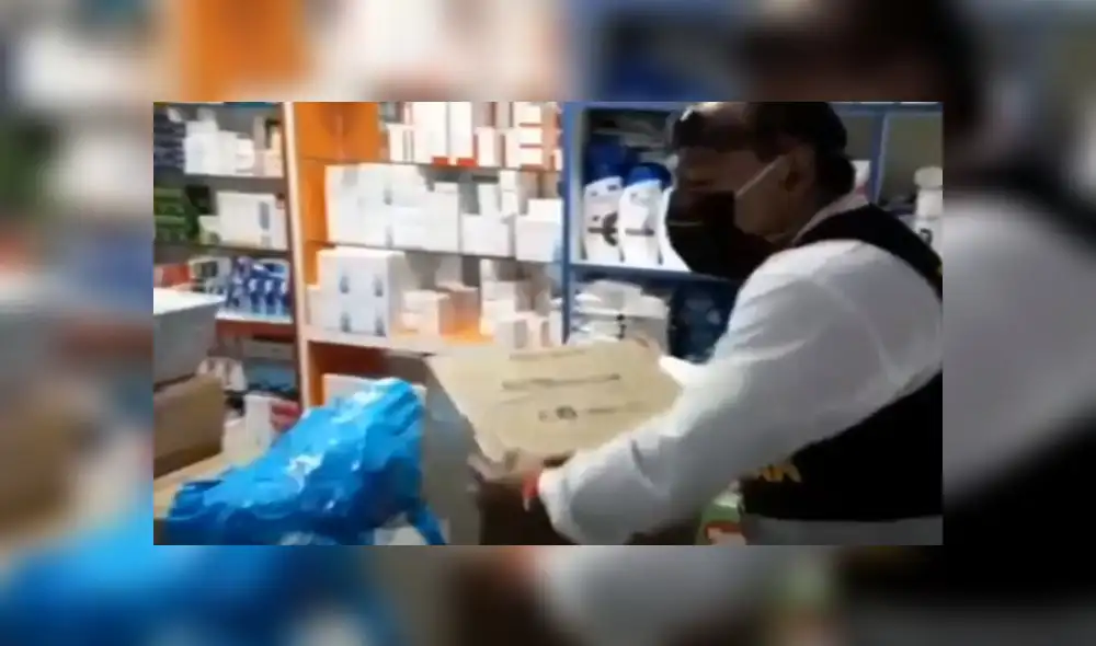 Policías encontraron cajas con azitromicina en almacén de farmacia. (Foto: Captura de video / Latina Noticias) Policías encontraron cajas con azitromicina en almacén de farmacia. (Foto: Captura de video / Latina Noticias)