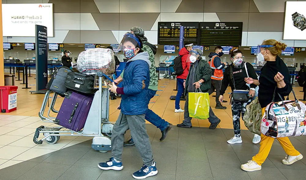 Medidas. El terminal recomienda que los viajeros lleguen con tres horas de anticipación a sus instalaciones. Foto: John Reyes. Medidas. El terminal recomienda que los viajeros lleguen con tres horas de anticipación a sus instalaciones. Foto: John Reyes.