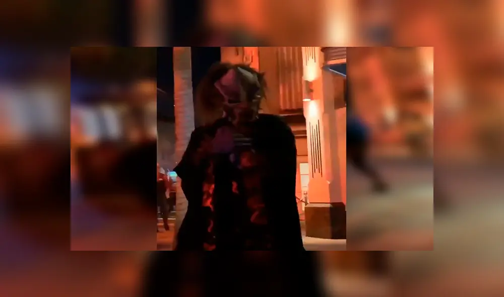 En Facebook, un hombre no tuvo mejor idea que usar un aterrador disfraz para espantar a los pequeños en la calle. En Facebook, un hombre no tuvo mejor idea que usar un aterrador disfraz para espantar a los pequeños en la calle.