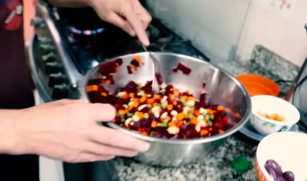 Desliza las imágenes para conocer un poco más sobre la preparación de esta cena navideña económica. Foto: captura de YouTube/Ariana Bolo Arce
