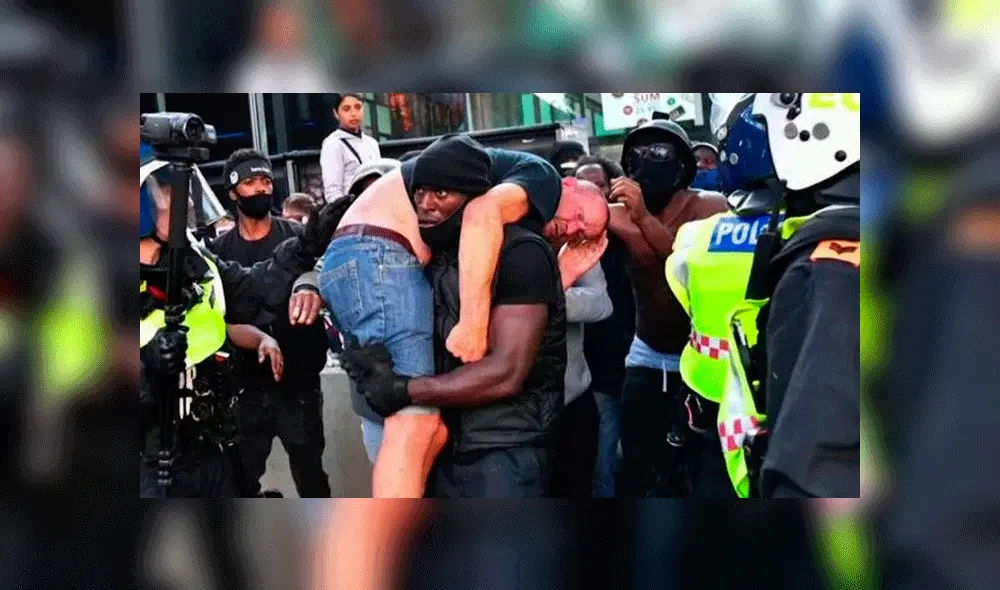 El gesto fue muy aplaudido en las redes sociales, donde se llamó al fin de las diferencias. Foto: Reuters. El gesto fue muy aplaudido en las redes sociales, donde se llamó al fin de las diferencias. Foto: Reuters.