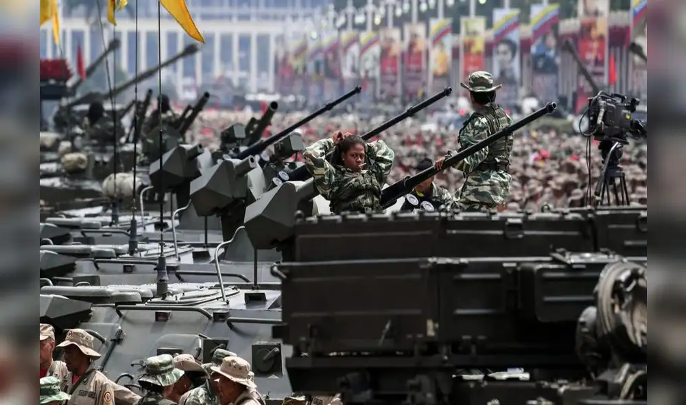 Maduro muestra poderío militar del chavismo en desfile armado de milicia bolivariana [FOTOS]