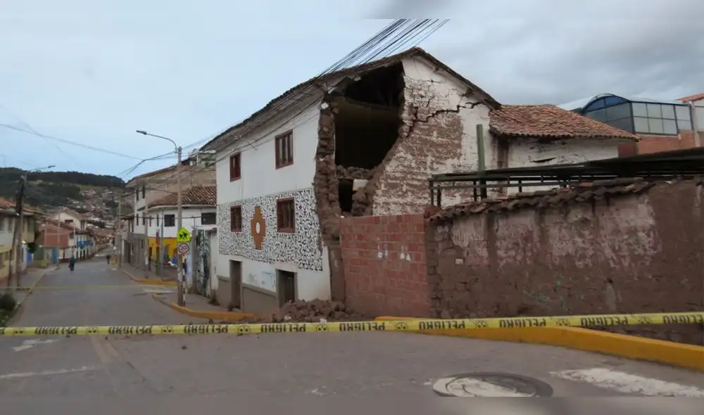 Un lado de la vivienda colapsó con parte del tejado este domingo. Un lado de la vivienda colapsó con parte del tejado este domingo.