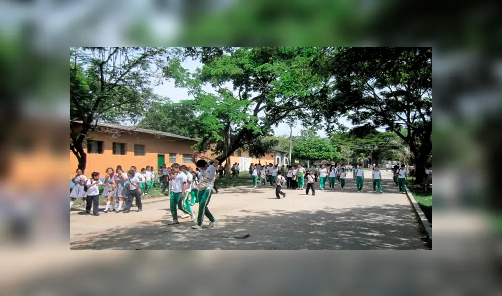 Director prohíbe minifaldas, aretes y celulares a estudiantes de su colegio [VIDEO] 