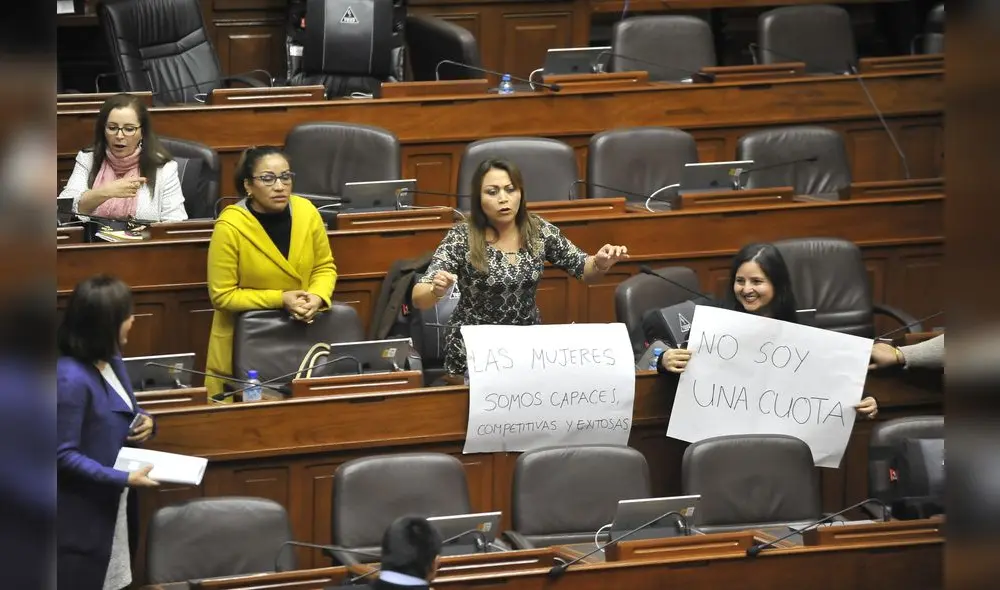 Guerra de carteles. Durante casi toda la sesión, legisladoras de Fuerza Popular y Nuevo Perú mostraron pancartas a favor y en contra de la paridad. Guerra de carteles. Durante casi toda la sesión, legisladoras de Fuerza Popular y Nuevo Perú mostraron pancartas a favor y en contra de la paridad.
