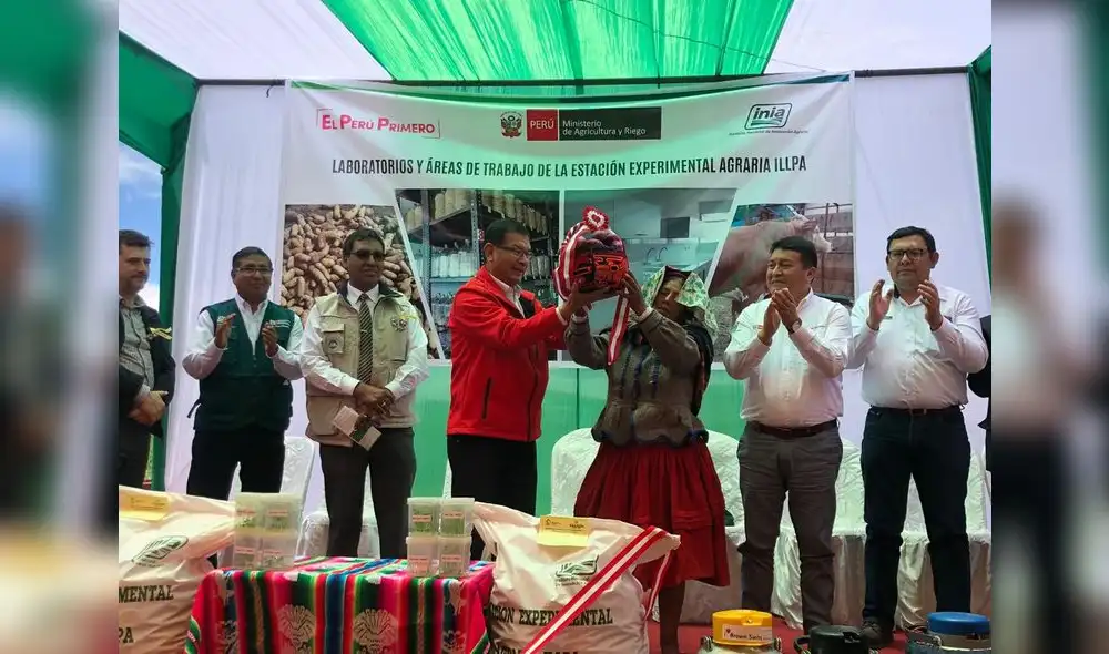 Ministro Jorge Montenegro inaugura laboratorio en Puno.