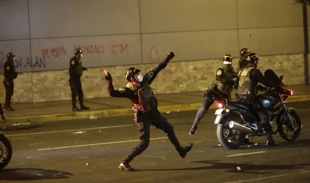 Ministerio Público también ha pedido la lista de policías que estuvieron presentes en marchas. Foto: Aldair Mejía / EFE Ministerio Público también ha pedido la lista de policías que estuvieron presentes en marchas. Foto: Aldair Mejía / EFE