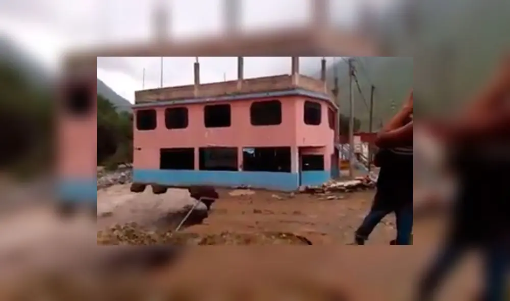 Graban en Facebook el momento en que una casa es arrasada por la fuerza del río Rímac [VIDEO]