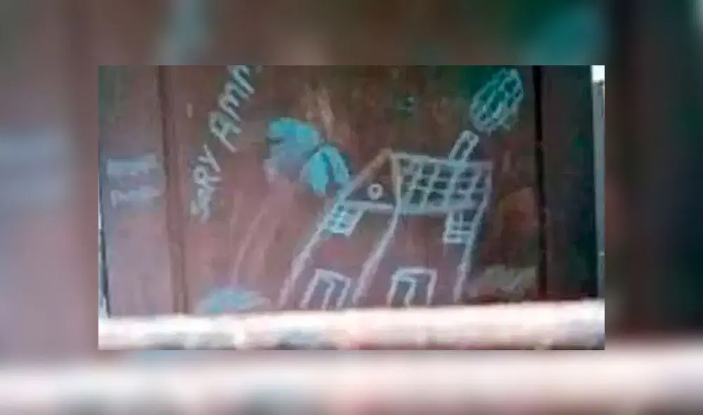 La puerta del departamento de la niña en donde se lee que le pide disculpas a su mamá. Foto: Time of India.