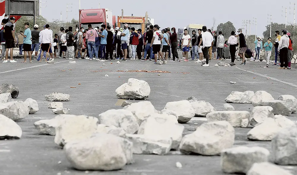 Bloqueo. Ayer hubo piedras en el camino en la Panamericana Sur, en la región Ica. Para los agroexportadores, los obstáculos para un nuevo régimen laboral agrario están en el Congreso,
donde, al cierre de esta edición, aún no había humo blanco. Foto: Jorge Cerdán/La República Bloqueo. Ayer hubo piedras en el camino en la Panamericana Sur, en la región Ica. Para los agroexportadores, los obstáculos para un nuevo régimen laboral agrario están en el Congreso,
donde, al cierre de esta edición, aún no había humo blanco. Foto: Jorge Cerdán/La República