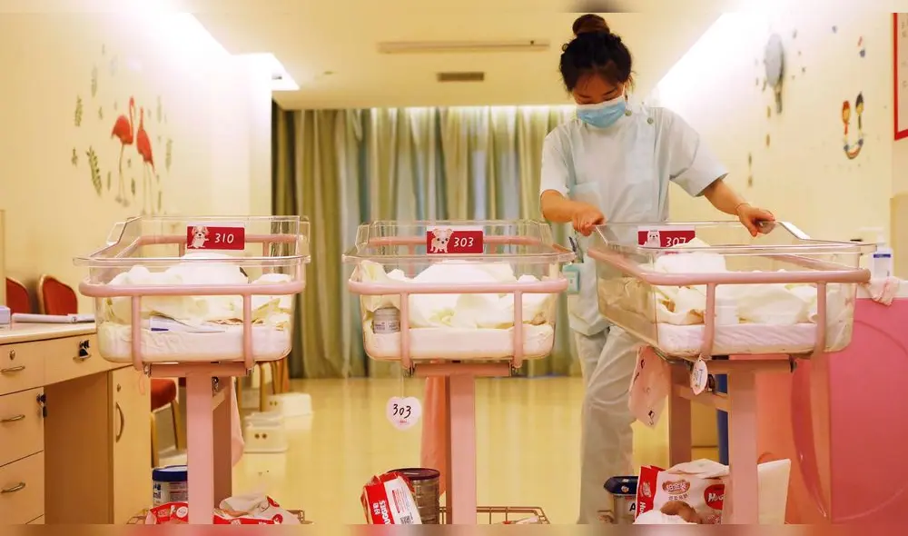 Miembro del personal chino que cuida a bebés recién nacidos en el Centro Internacional de Atención Postparto de Lake Malaren en Shanghai.