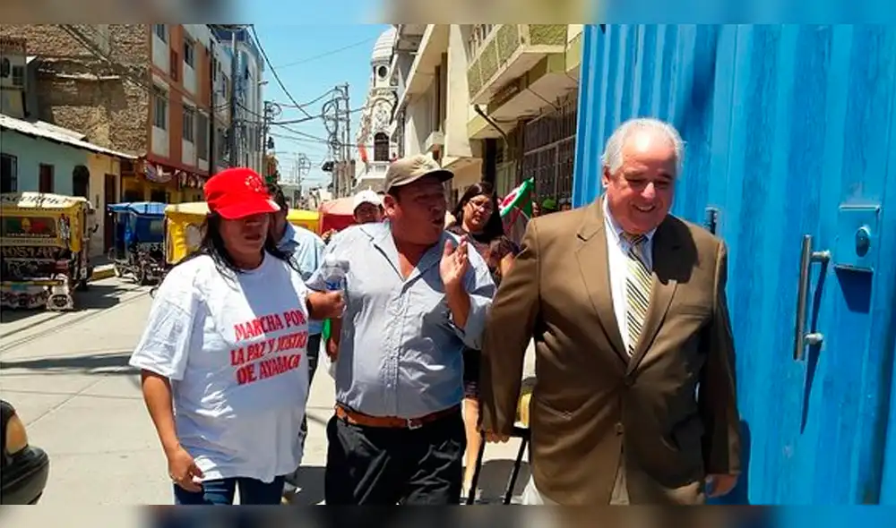 Facebook: En Piura lanzaron huevos e insultan al abogado Alberto Borea