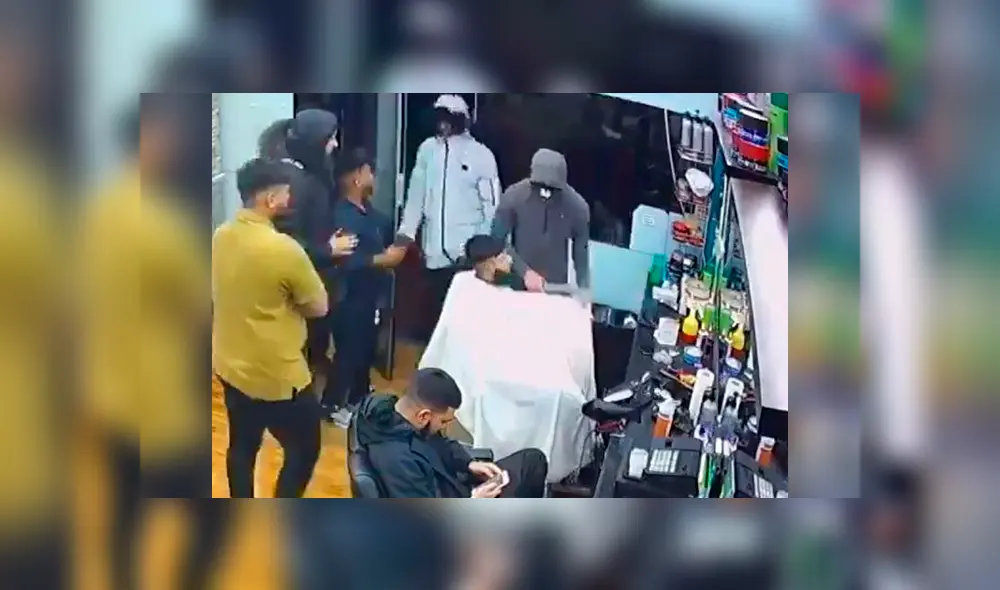 Fue asaltado con arma blanca en peluquería y pide a barbero que continúe con su corte [VIDEO]