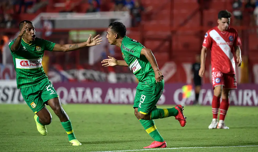 Wilmar Valencia imitó a Ricardo Gareca tras el gol de Marcos Lliuya a Argentunis Juniors en la Copa Sudamericana 2020 | Foto: AFP
