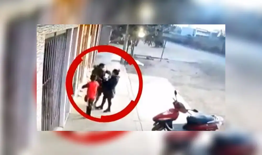 El robo ocurrió en presencia de un menor de edad y una mujer embarazada. Foto: Captura/ATV. El robo ocurrió en presencia de un menor de edad y una mujer embarazada. Foto: Captura/ATV.