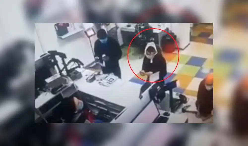 La mujer al no querer perder su turno en la fila, optó por bajarse los pantalones, sacarse su tanga y colocarse en la cara. La mujer al no querer perder su turno en la fila, optó por bajarse los pantalones, sacarse su tanga y colocarse en la cara.