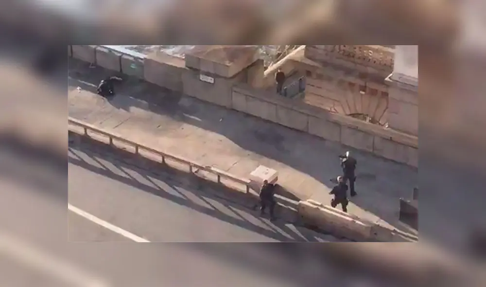 Usuarios lograron captar el momento en que el presunto atacante fue abatido. Foto: captura Usuarios lograron captar el momento en que el presunto atacante fue abatido. Foto: captura