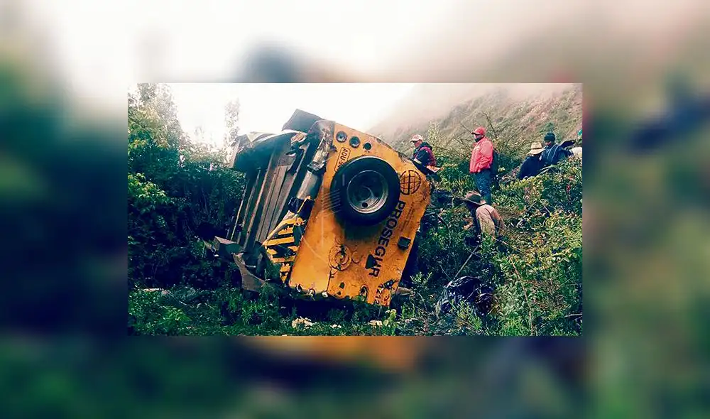 Cuatro mueren tras caída de camión de caudales a abismo