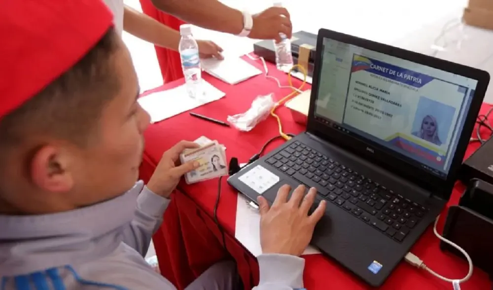 El Carnet de la Patria abarca a gran parte de la población venezolana, agobiada por la elevada inflación y el rápido incremento del dólar. Foto: difusión El Carnet de la Patria abarca a gran parte de la población venezolana, agobiada por la elevada inflación y el rápido incremento del dólar. Foto: difusión