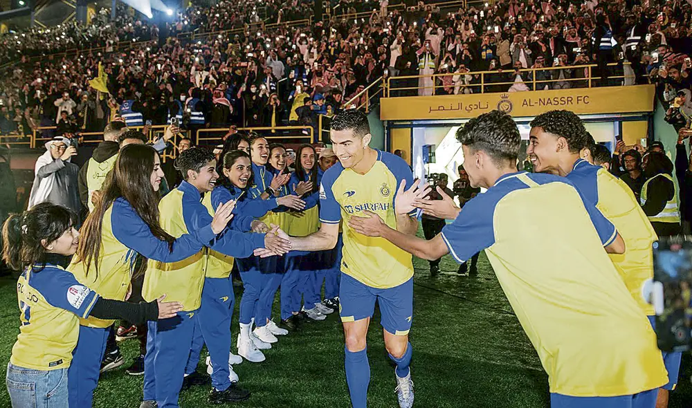 Espectacular. En medio de un gran juego de luces, CR7 fue presentado como jugador del Al Nassr ante los aficionados. Foto: difusión