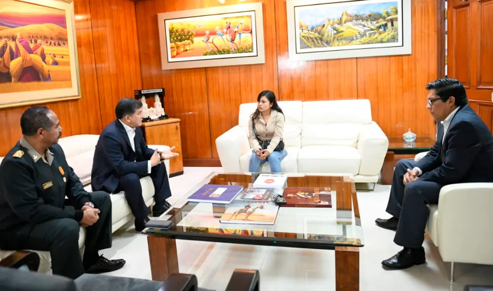 Fiorella Nolascoo en conversaciones con el ministro de Justicia, vicete Zeballos, ministro del Interio, Carlos Morán y el jefe de la PNP, José Luis Lavalle. Foto: Mininter. Fiorella Nolascoo en conversaciones con el ministro de Justicia, vicete Zeballos, ministro del Interio, Carlos Morán y el jefe de la PNP, José Luis Lavalle. Foto: Mininter.
