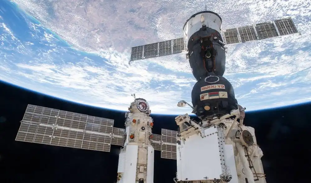 El módulo ruso Soyuz-MS22 tiene un agujero en la línea de refrigerante, lo cual ha elevado su temperatura hasta los 30° C.  Foto: NASA