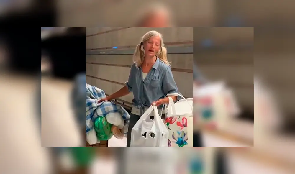 La mujer impresionó a todos los pasajeros, quienes quedaron impresionados con su imponente voz