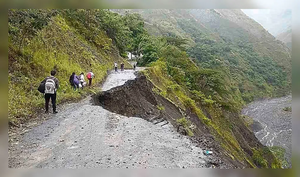 Derrumbes. La vía que une el distrito de Vilcabamba con Incahuasi (Cusco) colapsó la madrugada de ayer por las fuertes lluvias.