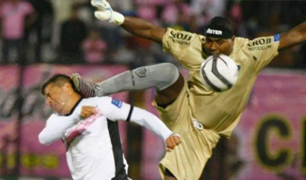 Olimpia vs. Defensa y Justicia: Emmanuel Adebayor ve la roja tras brutal patada a lo “Chiquito” Flores [VIDEO]