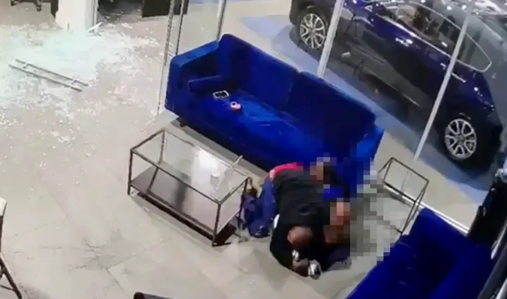 Un padre resultó herido al proteger a sus niños en un tiroteo contra un concesionario de autos. Foto: captura/New York City Police Dept